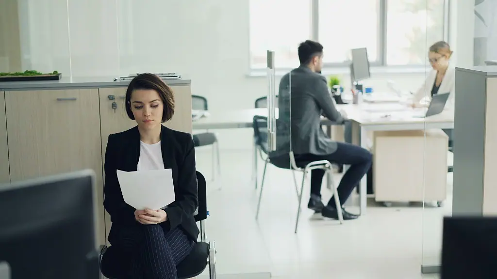 Profesional preparando su perfil y currículum para nuevas oportunidades