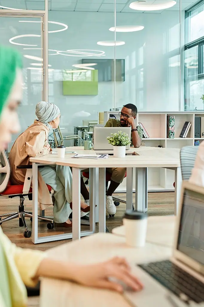 Compañeros conversando en un espacio de trabajo inclusivo